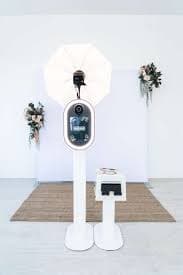 Witte photobooth cabine als neutrale basis voor merk-signing.